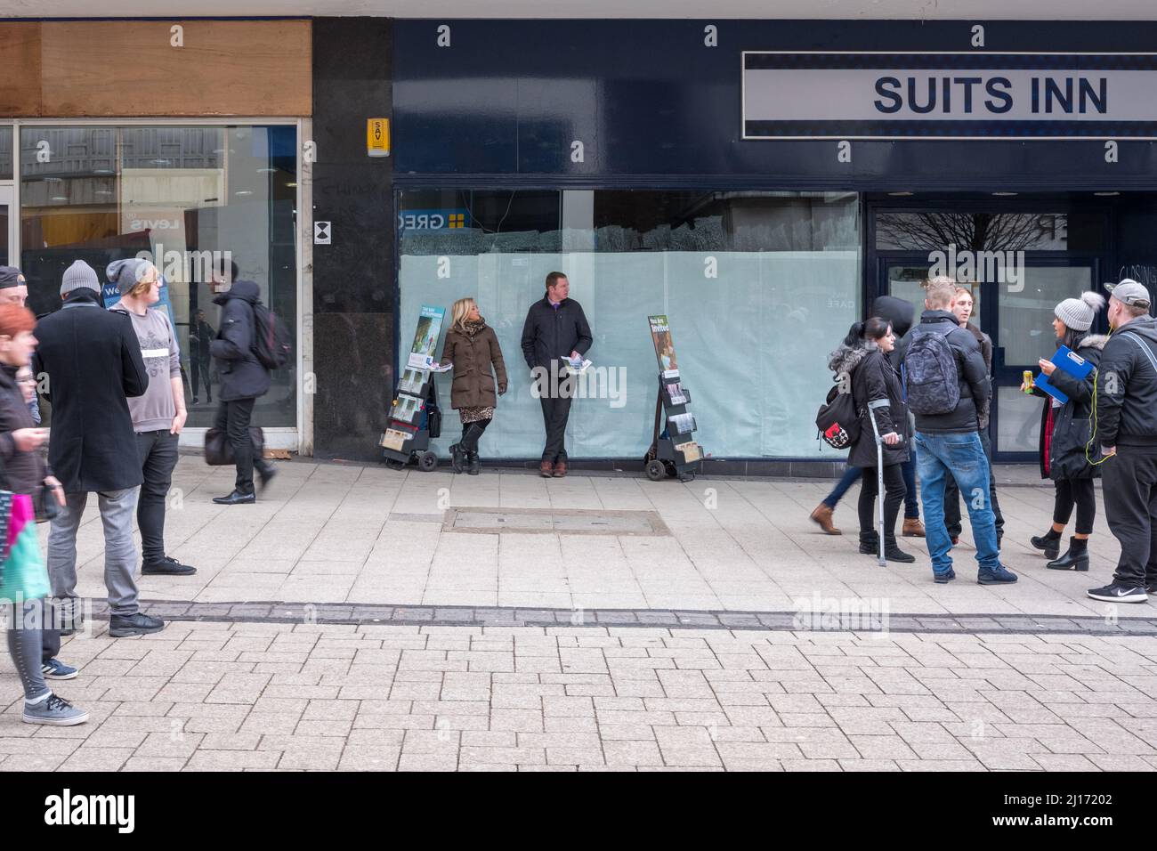 Vendere dio agli acquirenti nel centro di Birmingham Foto Stock
