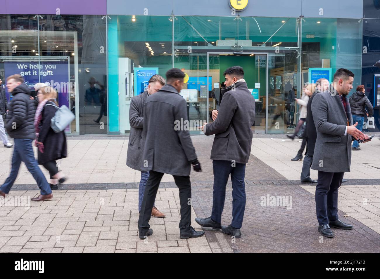 Addetti alle vendite e acquirenti nel centro di Birmingham Foto Stock