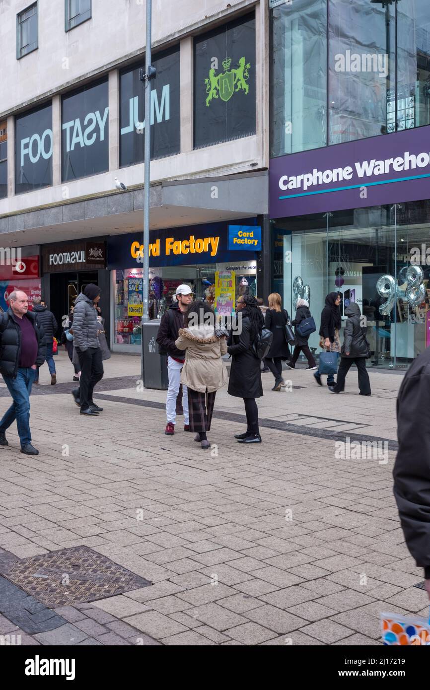 Gli amanti dello shopping nel centro di Birmingham Foto Stock
