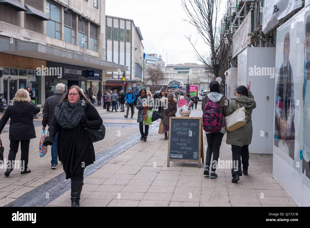 Gli amanti dello shopping nel centro di Birmingham Foto Stock
