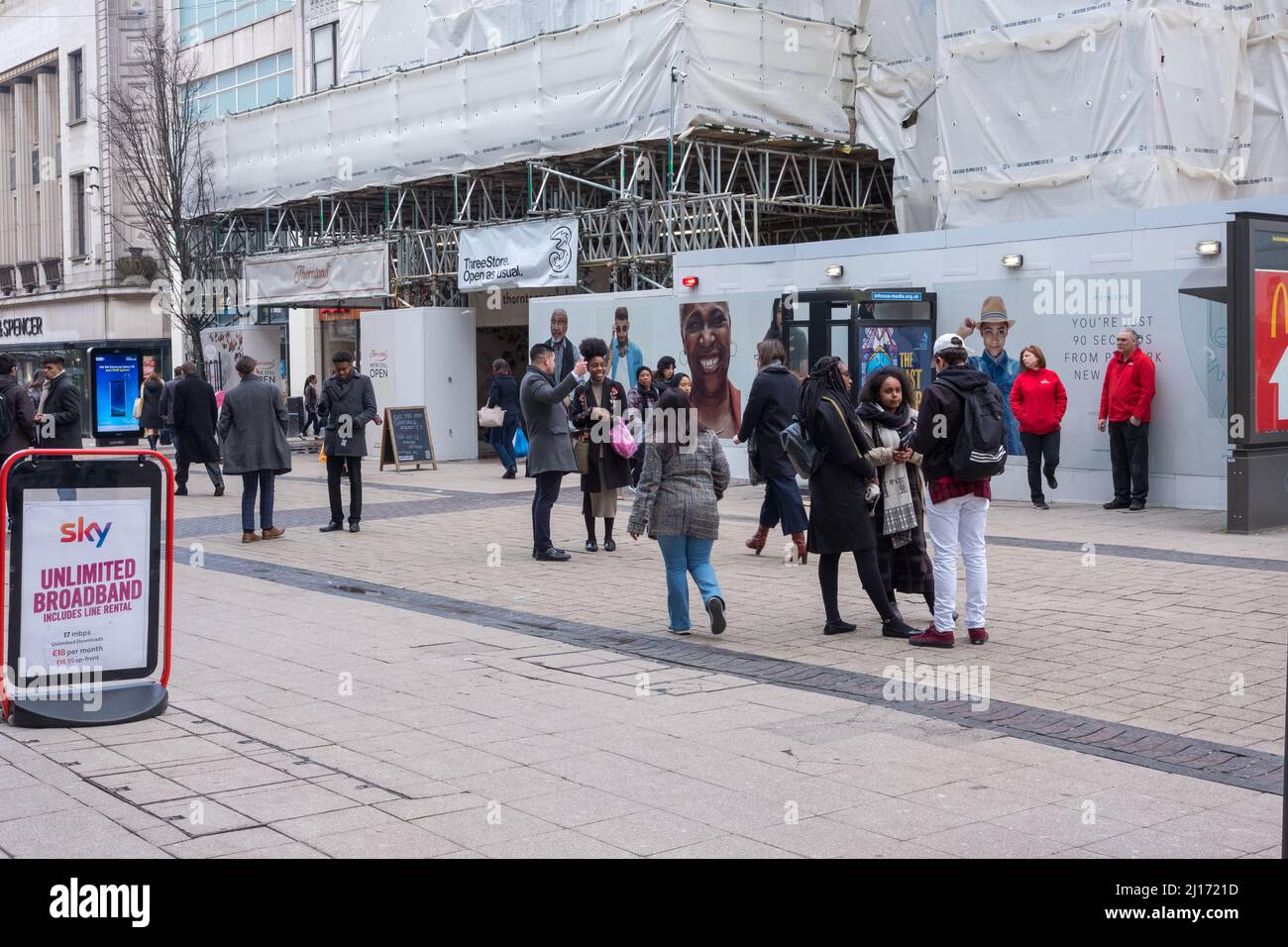 Gli amanti dello shopping nel centro di Birmingham Foto Stock
