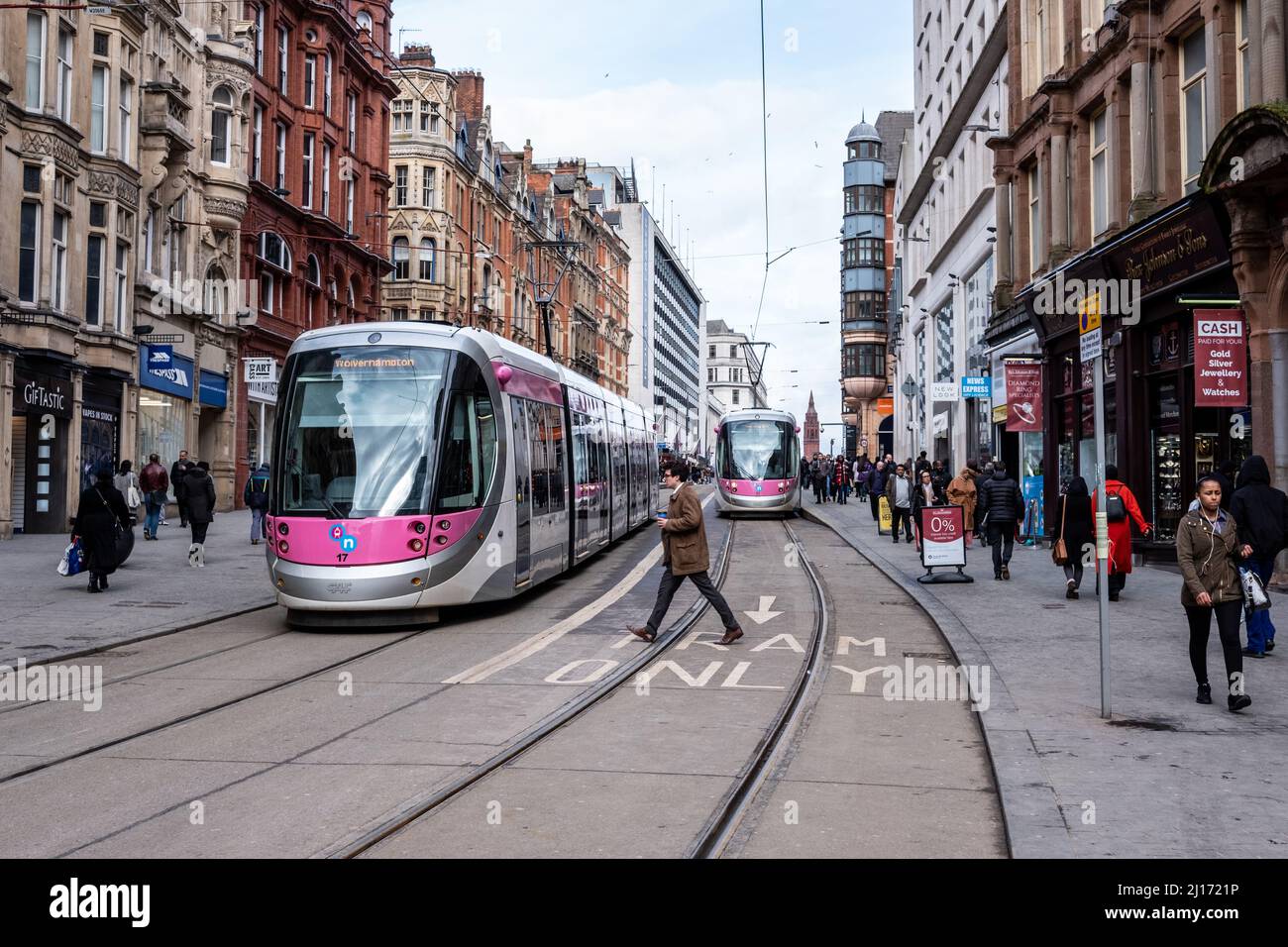 Tram e tram e negozi nel centro di Birmingham Foto Stock