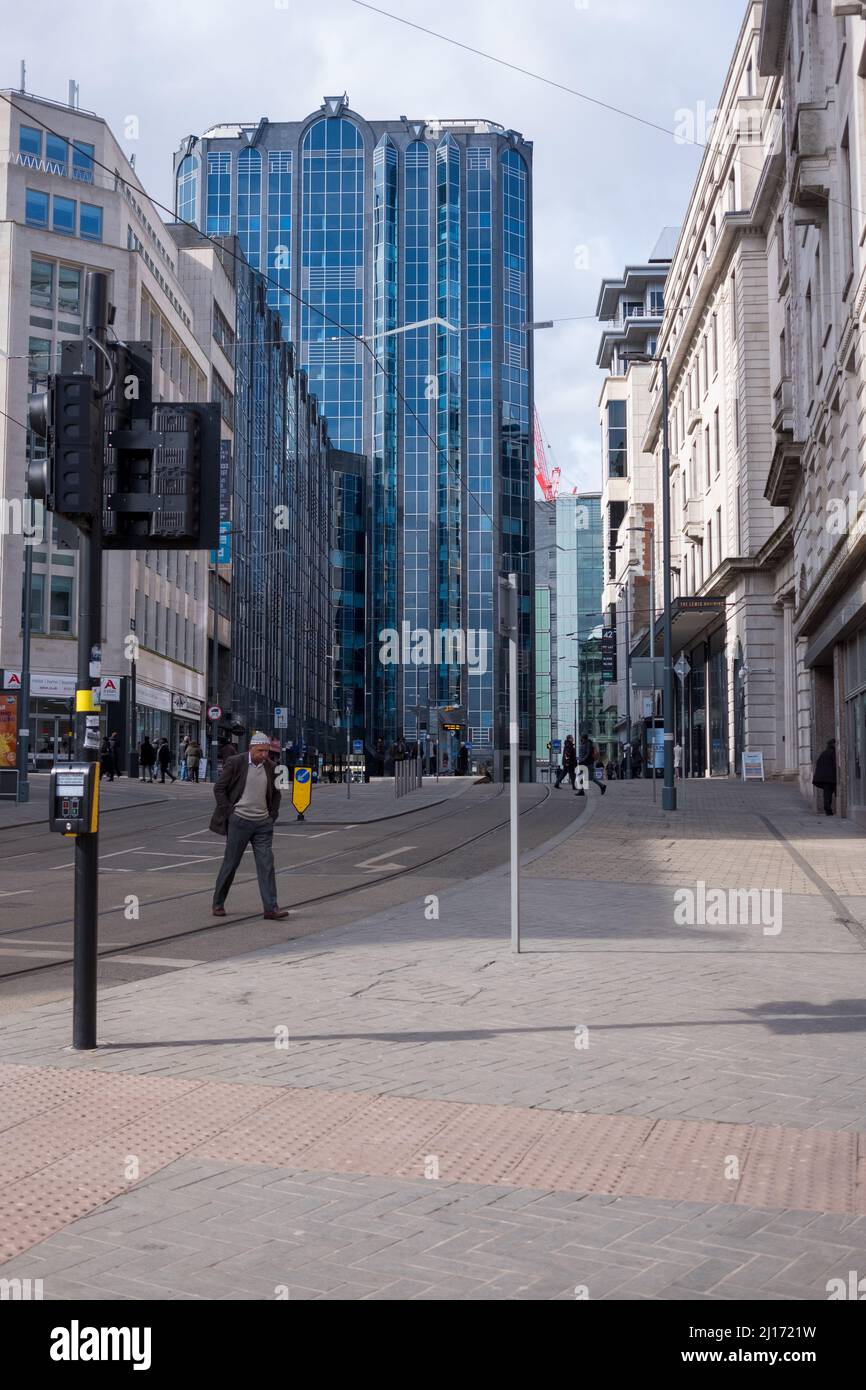 Tram e tram e negozi nel centro di Birmingham Foto Stock