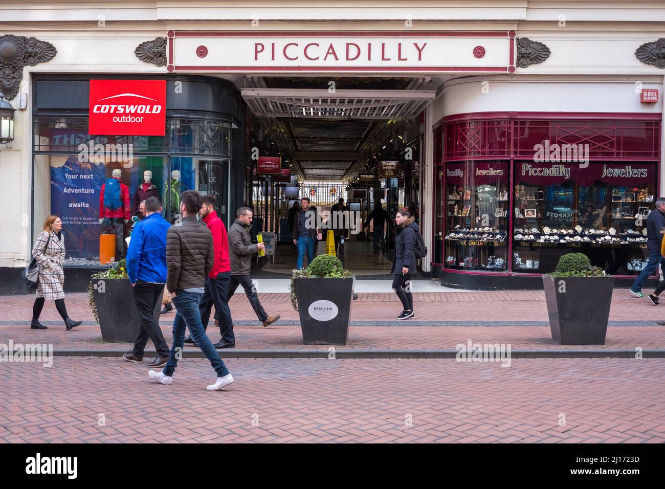 Piccadilly Arcade e negozi nel centro di Birmingham Foto Stock