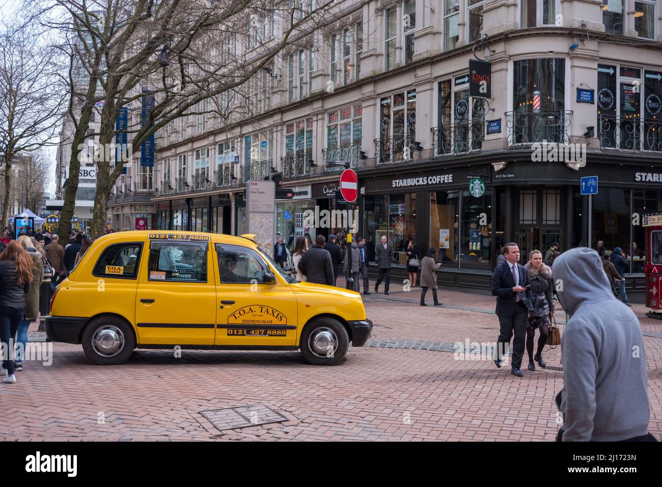 Taxi giallo e negozi nel centro di Birmingham Foto Stock