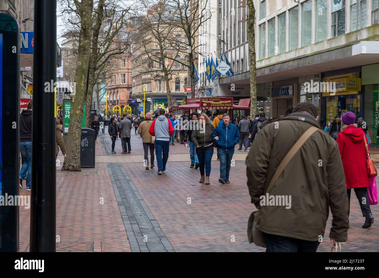 Gli amanti dello shopping nel centro di Birmingham Foto Stock