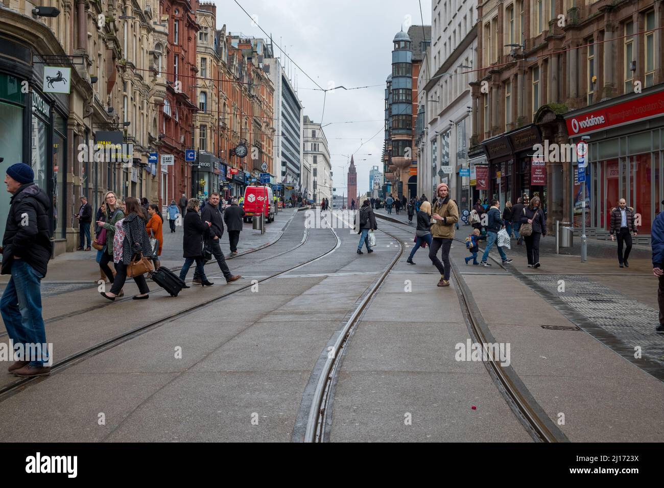 Tram e tram e negozi nel centro di Birmingham Foto Stock