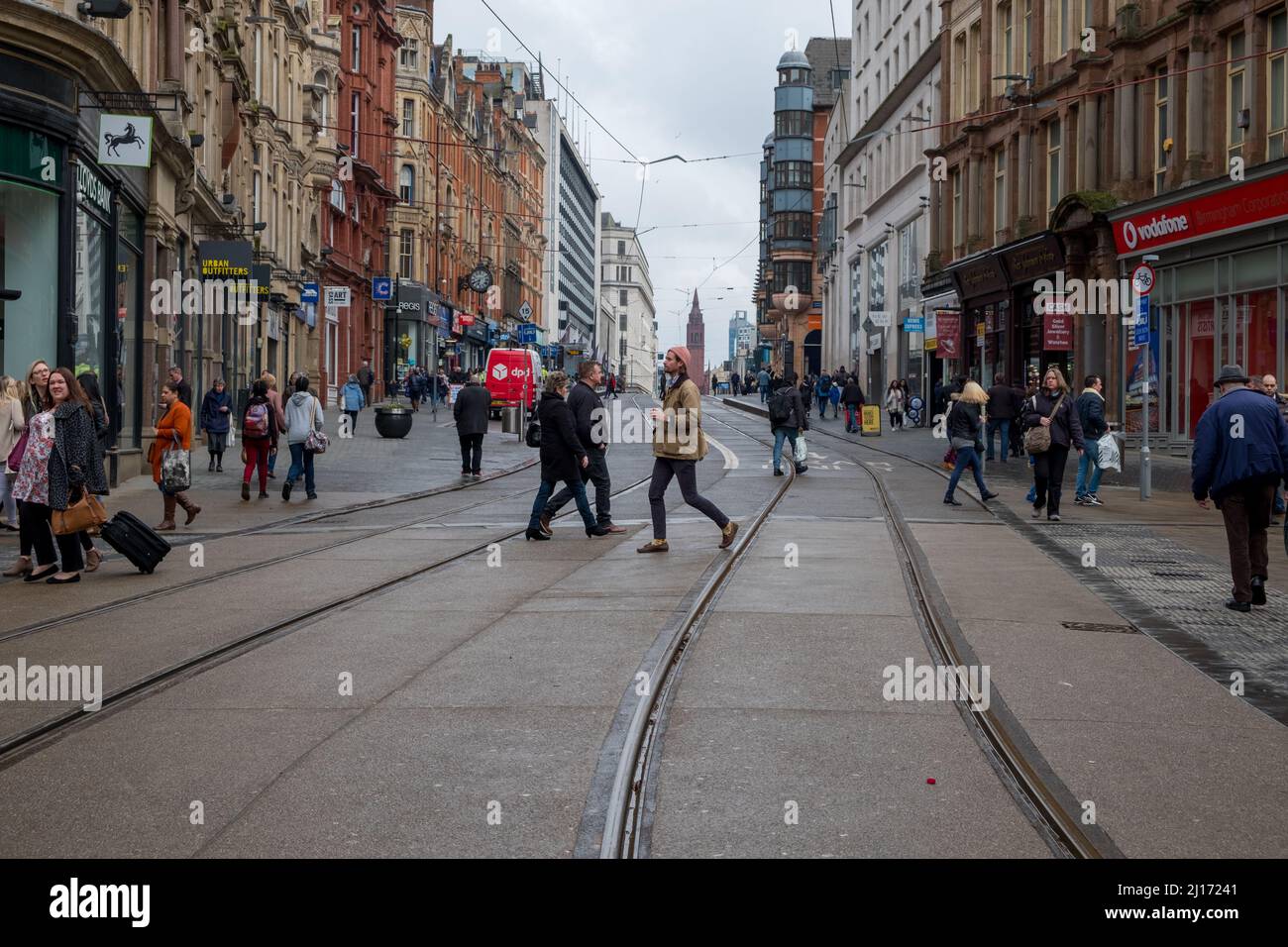 Tram e tram e negozi nel centro di Birmingham Foto Stock