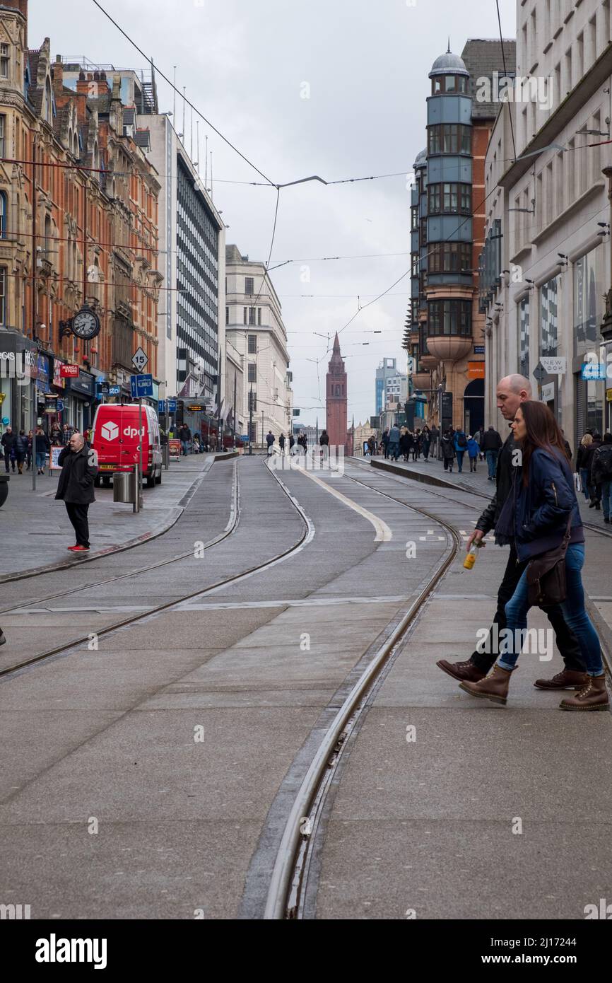 Tram e tram e negozi nel centro di Birmingham Foto Stock
