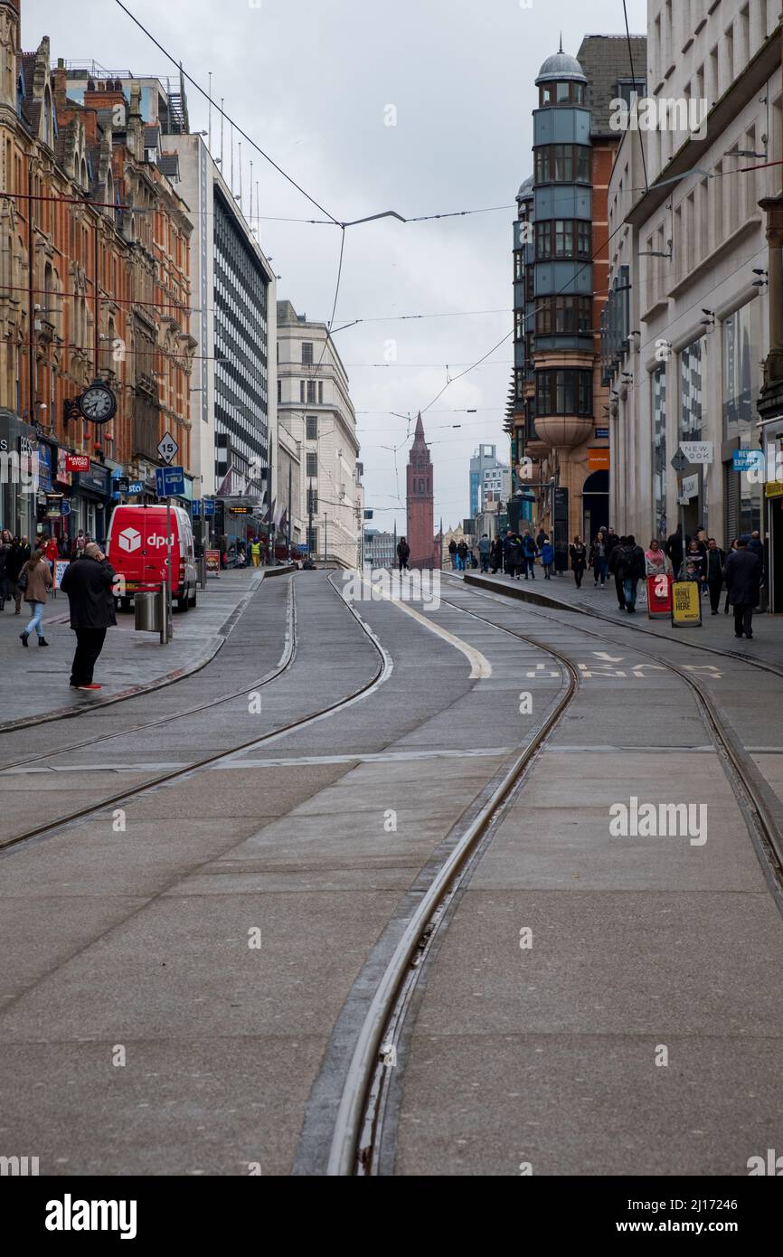 Tram e tram e negozi nel centro di Birmingham Foto Stock