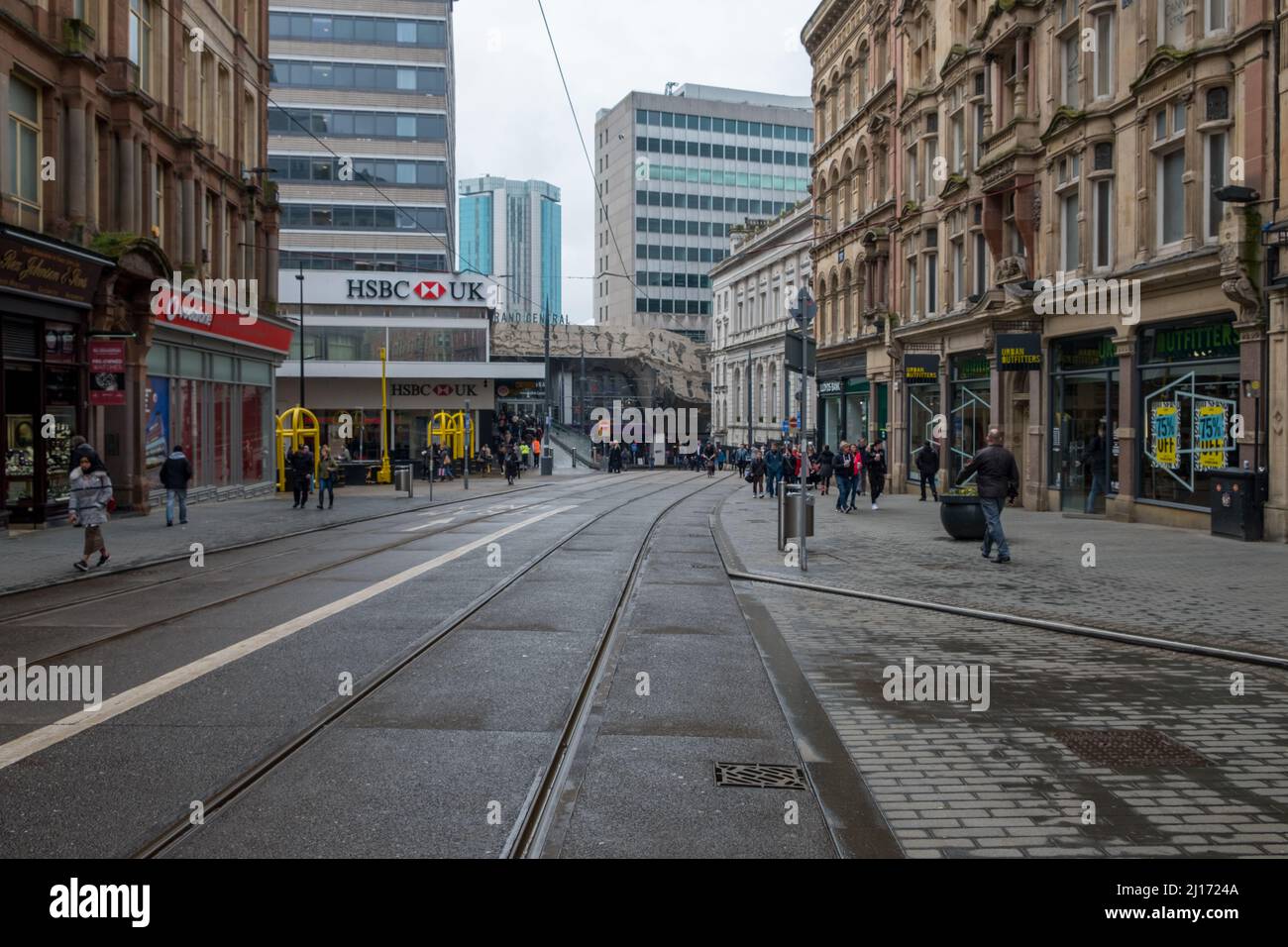 Tram e tram e negozi nel centro di Birmingham Foto Stock