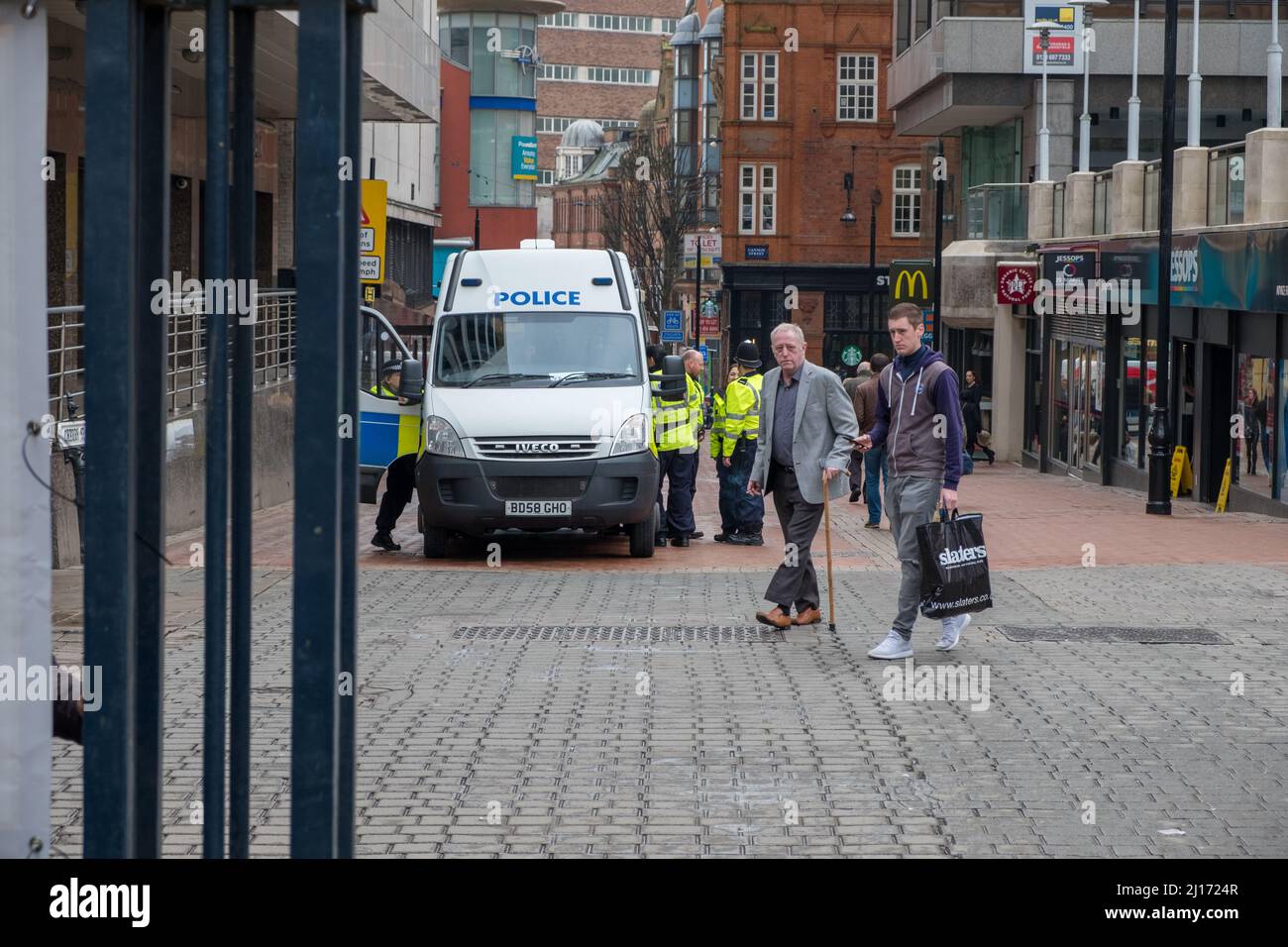 Pulmino di polizia e acquirenti nel centro di Birmingham Foto Stock