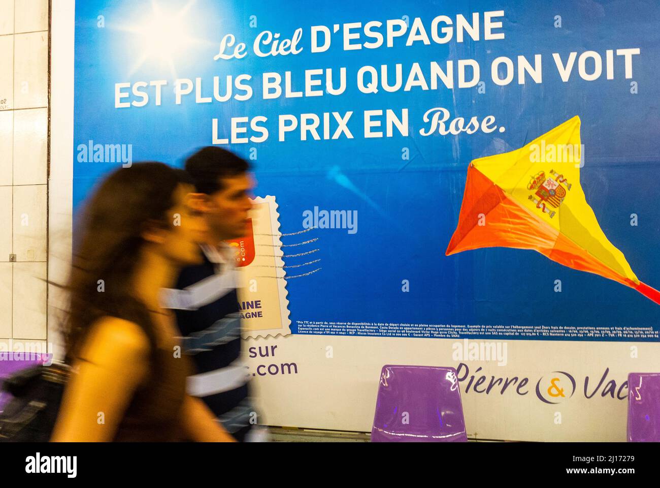 Parigi, Francia, persone che camminano di fronte alla metropolitana di Parigi poster pubblicitari, piattaforma della metropolitana annunci muro della stazione Foto Stock