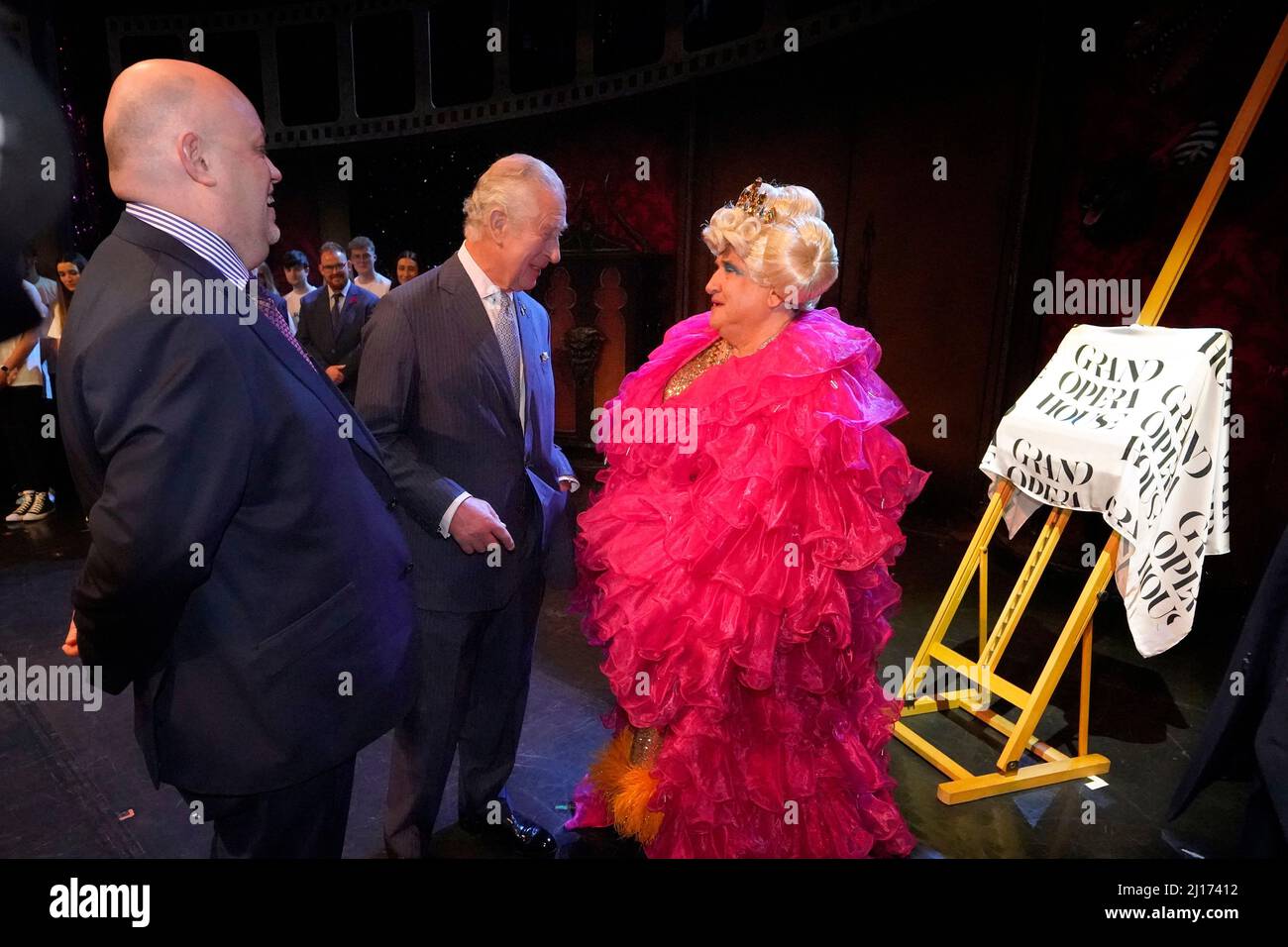 Direttore esecutivo della Grand Opera House Belfast, Ian Wilson (a sinistra) con il Principe del Galles e trascinare la regina May McFettridge (a destra) alla riapertura della Grand Opera House di Belfast, il secondo giorno della sua visita di due giorni in Irlanda del Nord. Data foto: Mercoledì 23 marzo 2022. Foto Stock