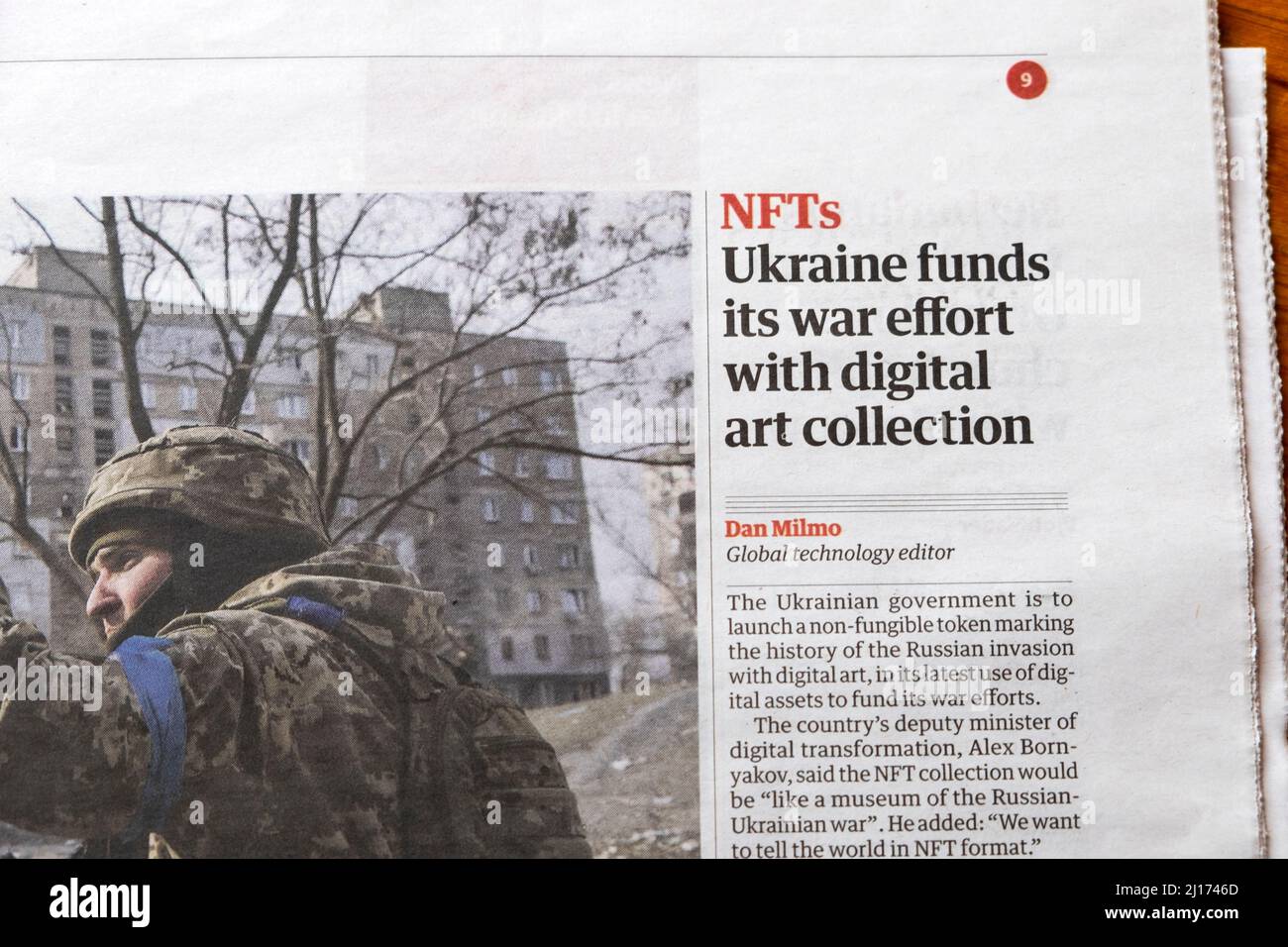 'L'Ucraina di NFT finanzia il suo sforzo di guerra con la collezione di arte digitale' giornale Guardian headline Inside page news clipping 13 marzo 2022 Londra UK Britain Foto Stock