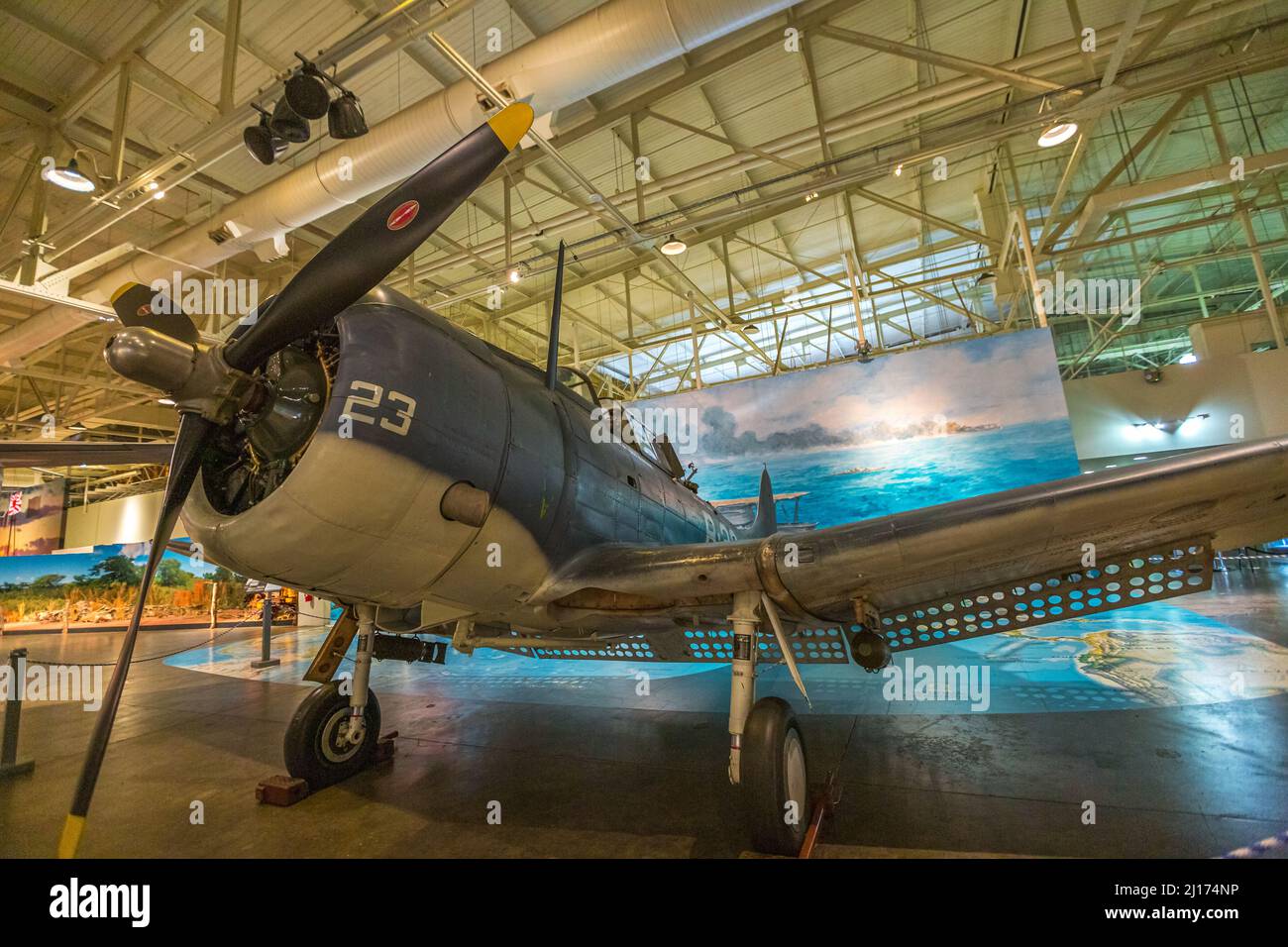 Honolulu, Oahu, Hawaii, Stati Uniti d'America - Agosto 2016: Douglas SBD Dauntless Dive Bomber del 1940 in Hangar 37 del Pearl Harbor Aviation Museum of Foto Stock