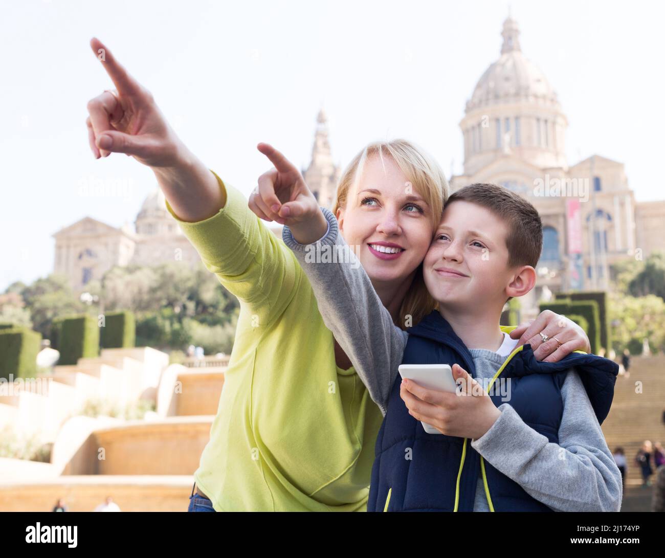 Positiva la madre e il figlio guardando a vista durante il tour Foto Stock