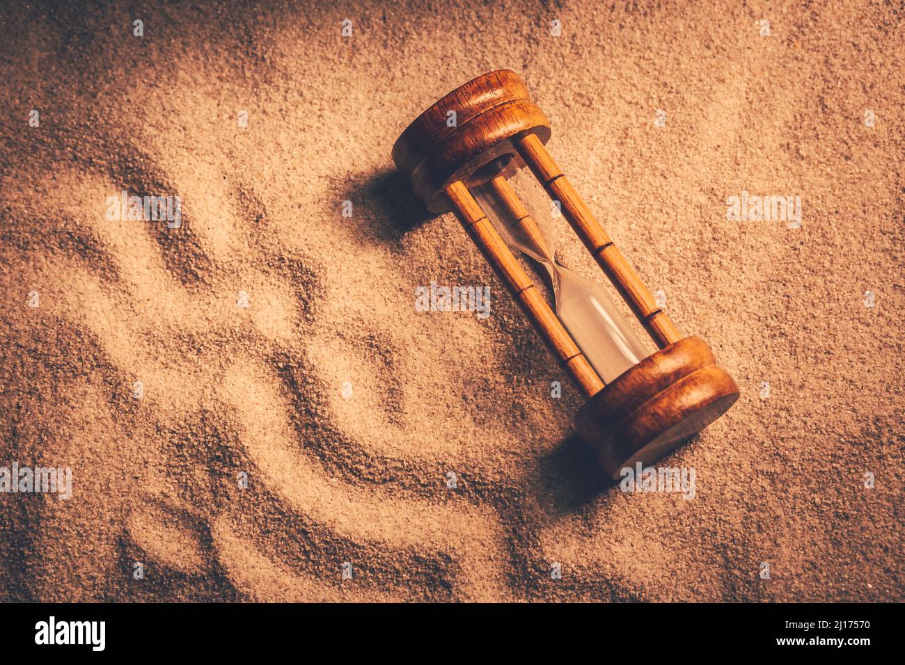 Vecchio sandtimer in sabbia dal look vitange. Concetto di tempo, età e storia Foto Stock