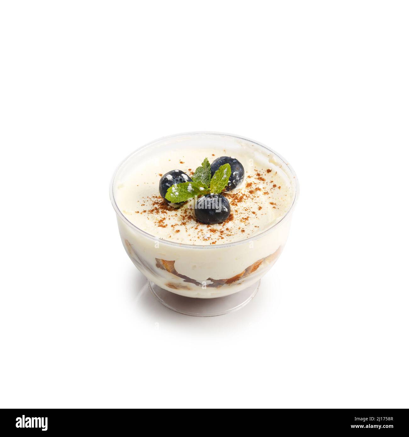 Dessert cremoso decorato con mirtilli isolati su sfondo bianco. Luce studio. Buon concetto di mattina. Vista dall'alto. Foto Stock