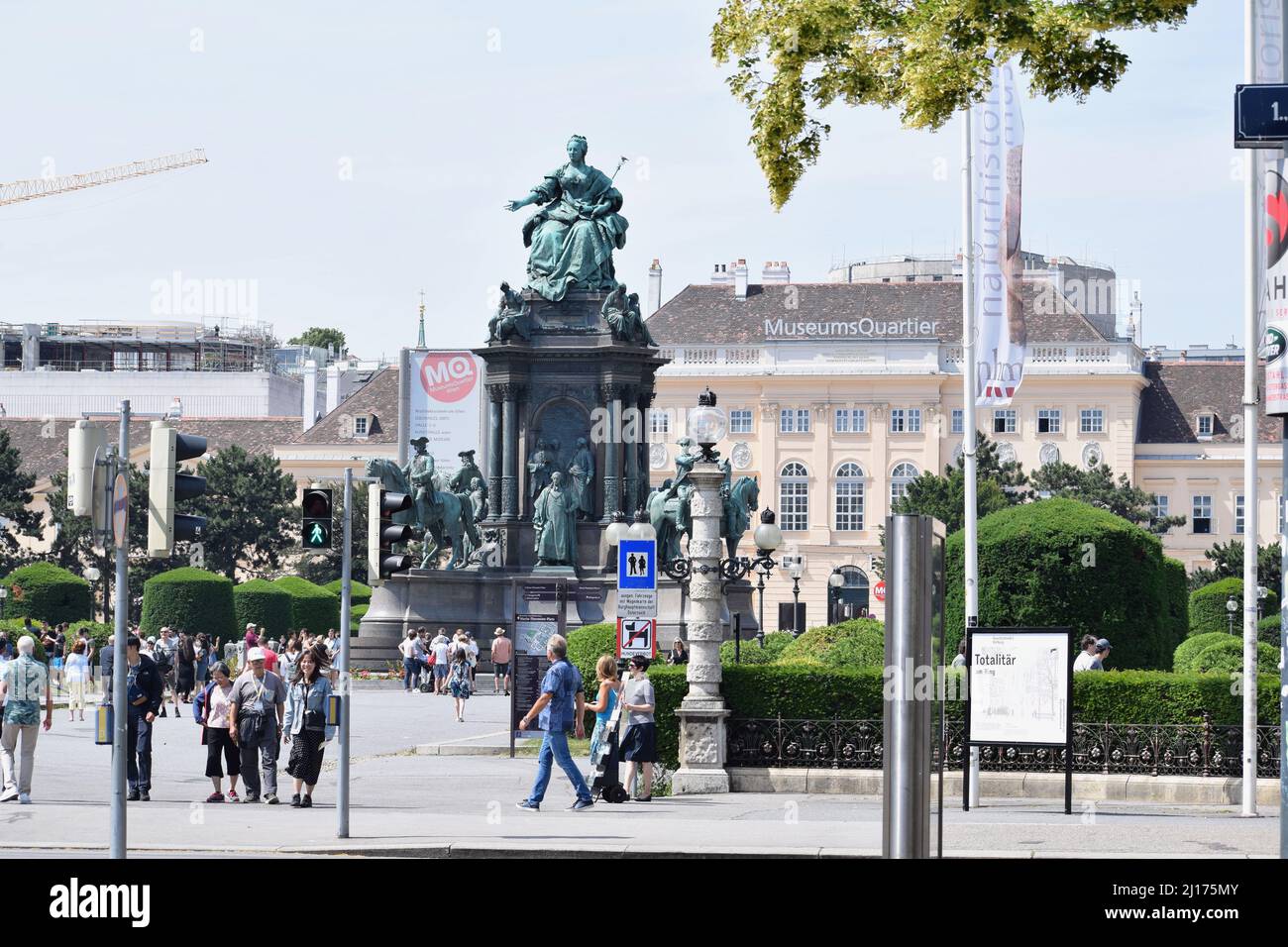 Statua di Maria Theresia in piazza Vienna, Austria. Turisti nella famosa piazza (Maria-Theresien-Platz). Quartiere dei musei sullo sfondo Foto Stock