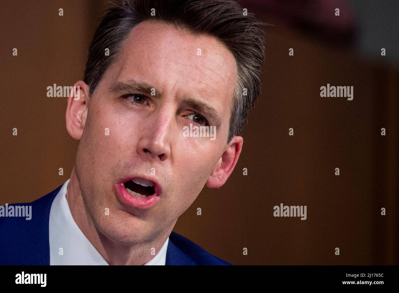 Washington, Stati Uniti d'America. 22nd Mar 2022. Il senatore degli Stati Uniti Josh Hawley (repubblicano del Missouri) interroga il giudice Ketanji Brown Jackson quando appare per il secondo giorno delle sue audizioni di nomina al Senato come una Giustizia associata della Corte Suprema degli Stati Uniti, nell'edificio dell'Ufficio del Senato di Hart a Washington, DC, martedì 22 marzo, 2022. Credit: Rod Lammey/CNP/Sipa USA Credit: Sipa USA/Alamy Live News Foto Stock