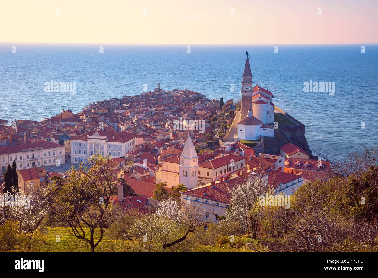 Piran, Slovenia. Immagine aerea del paesaggio urbano della splendida Pirano, Slovenia al tramonto primaverile. Foto Stock