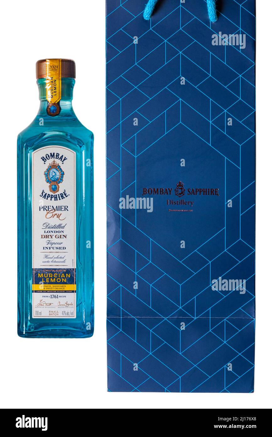 Bottiglia di Bombay Sapphire Premier Cru distillato Londra Dry Gin vapore infuso Murcian Lemon selezionato a mano esotici botanici con sacchetto Foto Stock