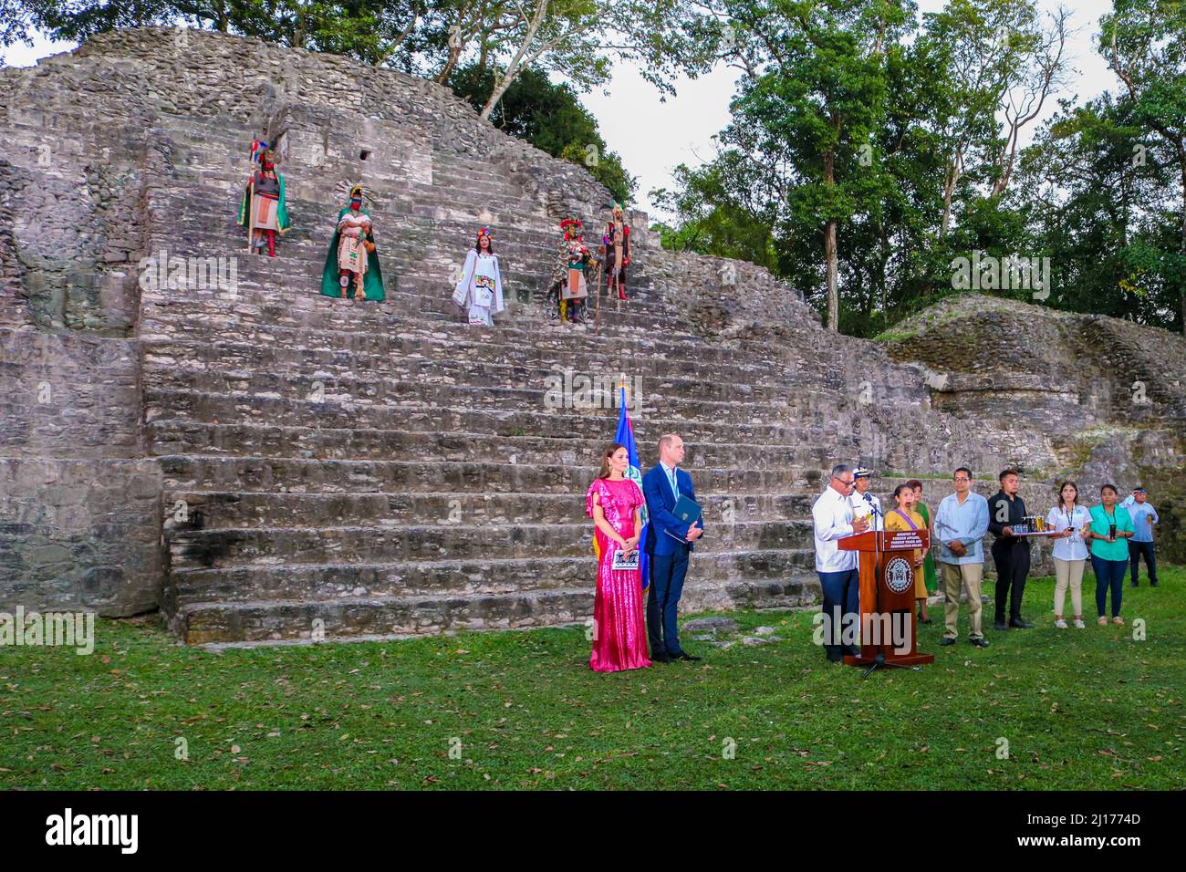 Principe William, Duca di Cambridge e Caterina (Kate Middleton) Duchessa di Cambridge durante un ricevimento tenuto presso le rovine Maya a Cahal Pech, Belize, durante il loro Royal Tour in Belize, Giamaica e Bahamas. (Foto di DPPA/Sipa USA) Foto Stock