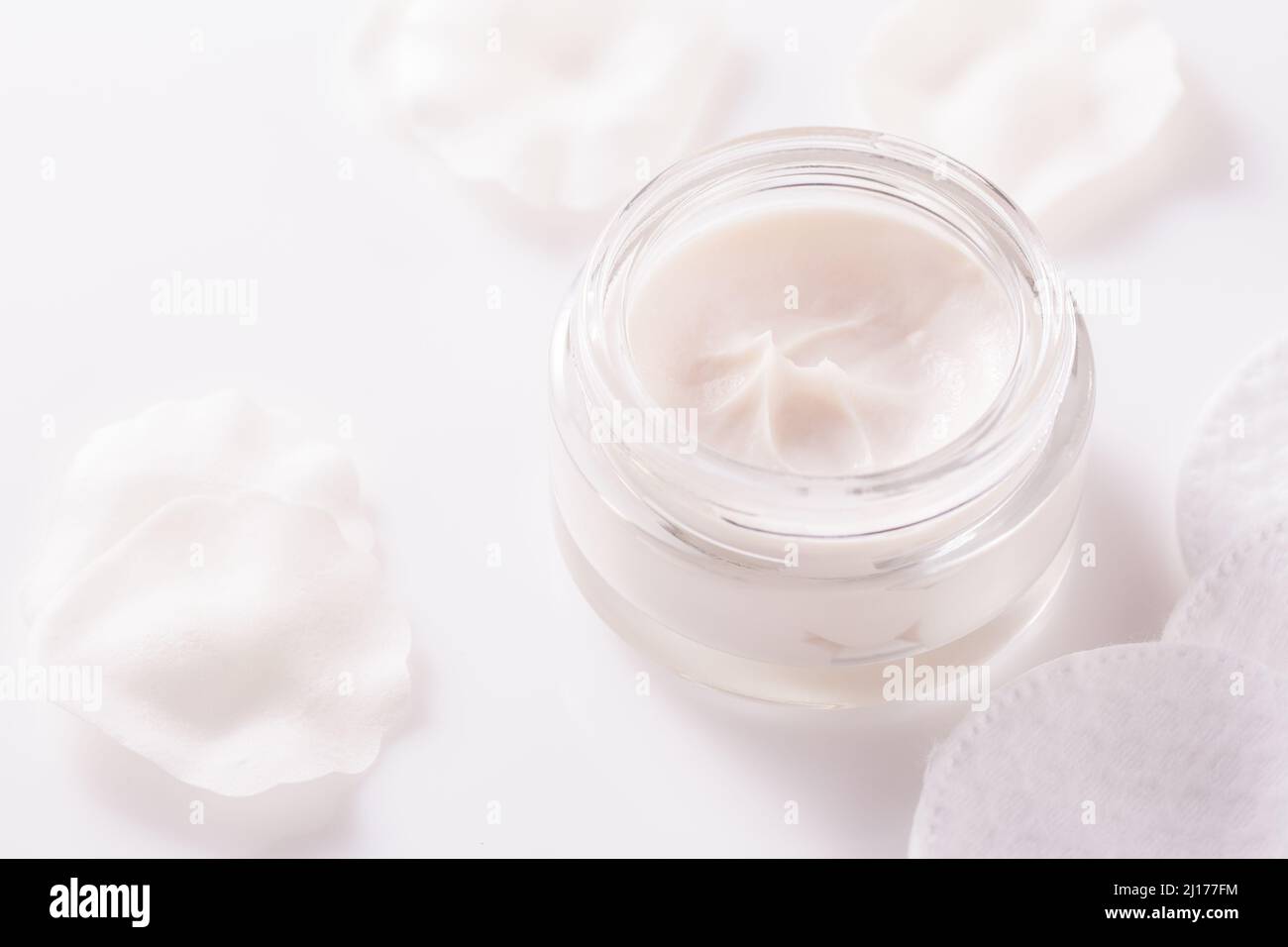 Aprire il contenitore con crema per la pelle e il corpo. Olio nutriente per pelli pulite e morbide, concetto di assistenza sanitaria. Foto Stock