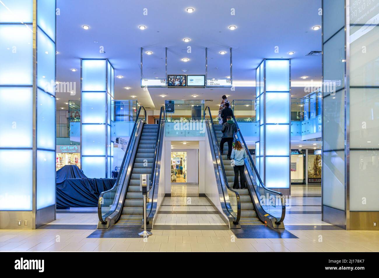 Colonne architettoniche decorate con luci all'interno dello Yonge Eglinton Centre. L'immagine è un esempio dei moderni edifici commerciali della città Foto Stock