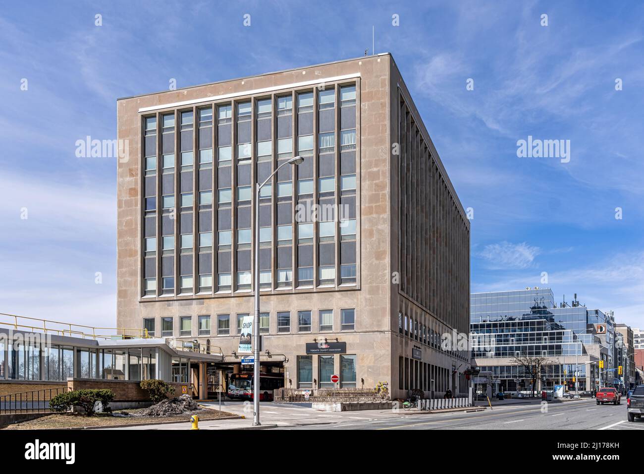 William McBrien Building, formalmente conosciuto come il W. C. McBrien Building, in Yonge Street. La struttura ospita attualmente la Toronto Transit Commission Foto Stock