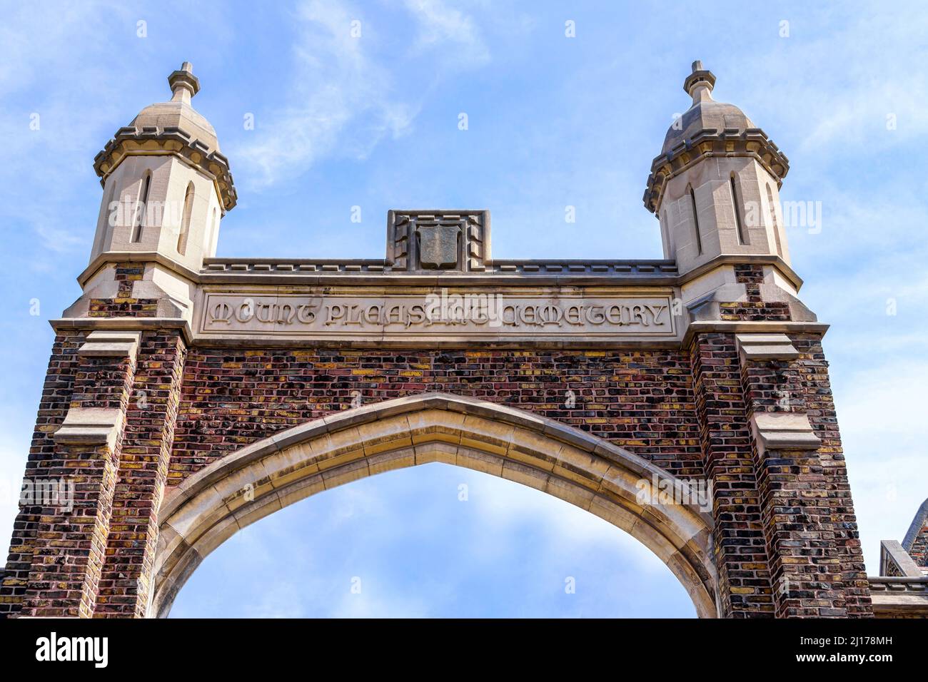 Porta d'ingresso ad arco nel cimitero Mount Pleasant, sito storico nazionale del Canada Foto Stock