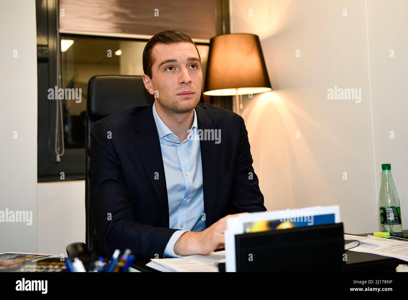 Jordan Bardella Vicepresidente del partito politico 'le Rassemblement National' (RN), qui nel suo ufficio, durante un evento in cui Marine le Pen, candi Foto Stock