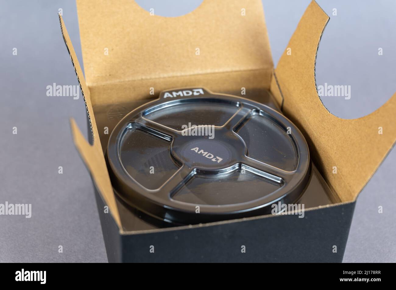 Il nuovo refrigerante della CPU AMD è in scatola di cartone nera. Advanced Micro Devices, Inc. AMD è una multinazionale americana di semiconduttori con sede a Santa Clara Foto Stock