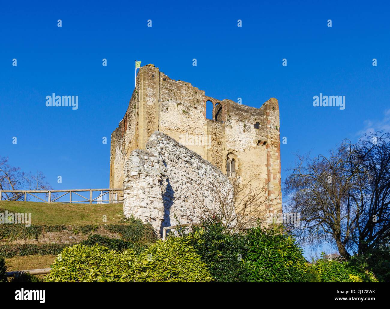 Guildford Castle Keep Great Tower in Guildford Castle Grounds, Guildford, Surrey, Inghilterra sud-orientale in una giornata di sole con cielo blu Foto Stock