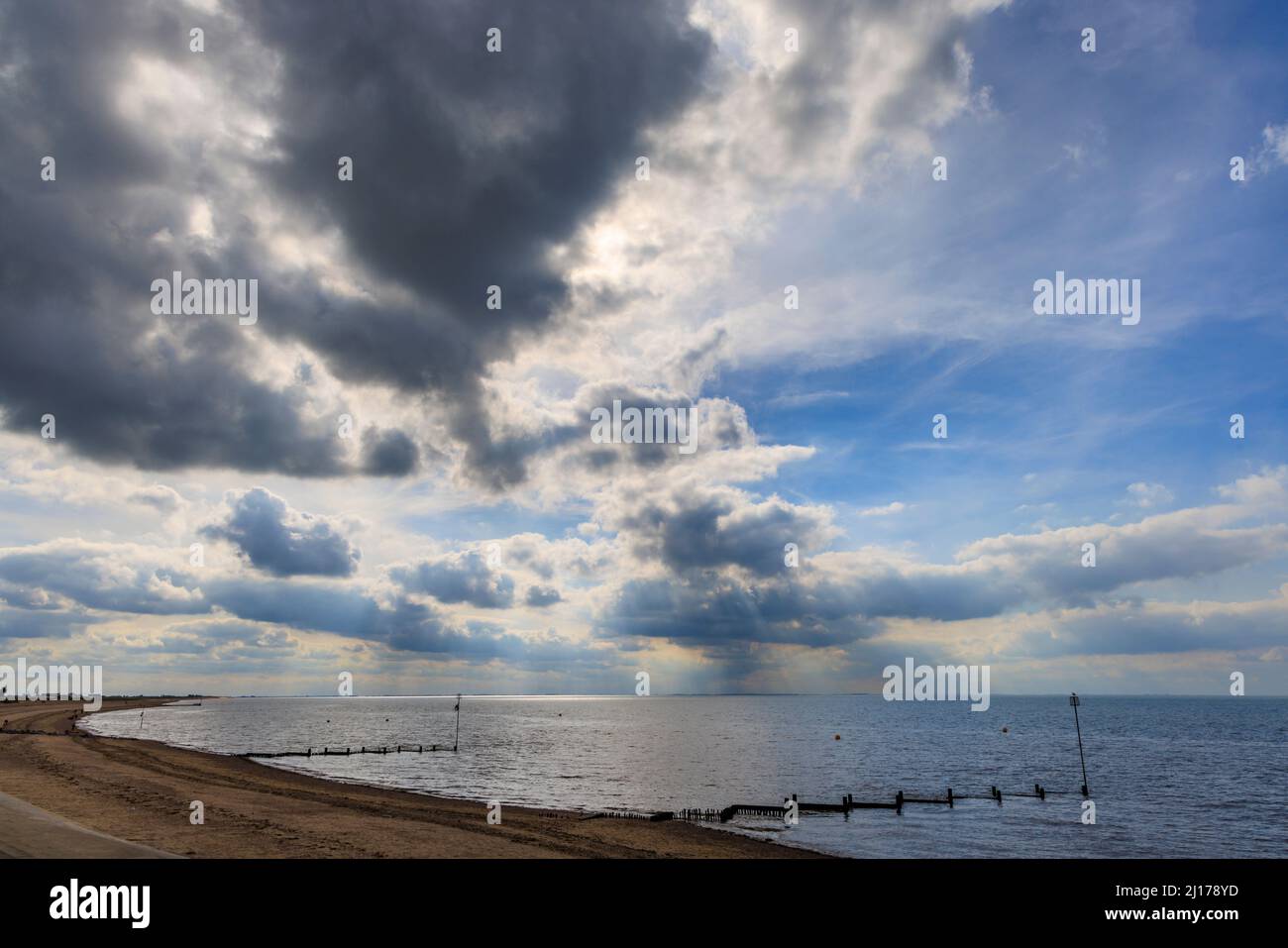 Le nuvole della tempesta si raccolgono su North Beach a Heacham, un villaggio costiero nel Norfolk occidentale, Inghilterra, che domina il Wash Foto Stock