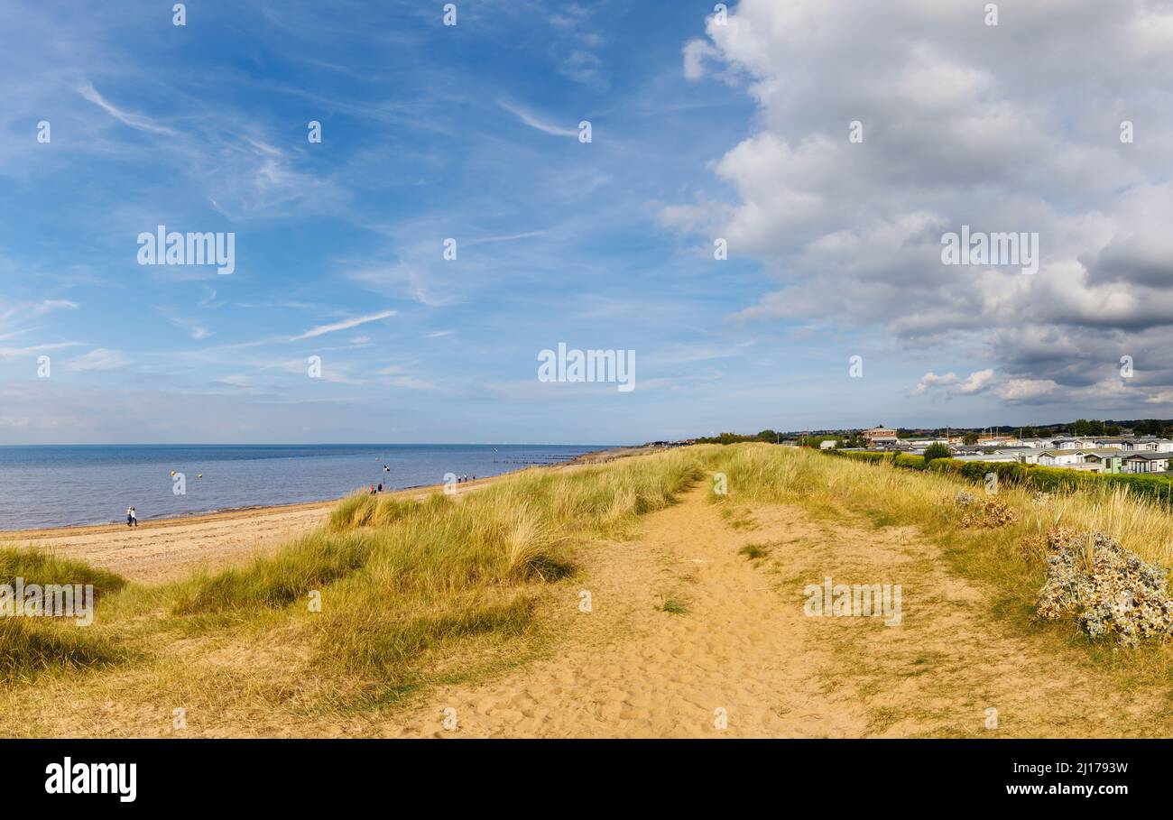 Dune di sabbia sulla spiaggia a Heacham, un villaggio costiero nel Norfolk occidentale, Inghilterra, che domina il Wash, e mobile casa vacanza caravan parco Foto Stock