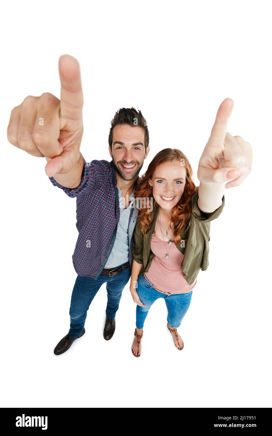 L'amore può essere ovunque. Scatto di una coppia che punta su uno sfondo bianco. Foto Stock