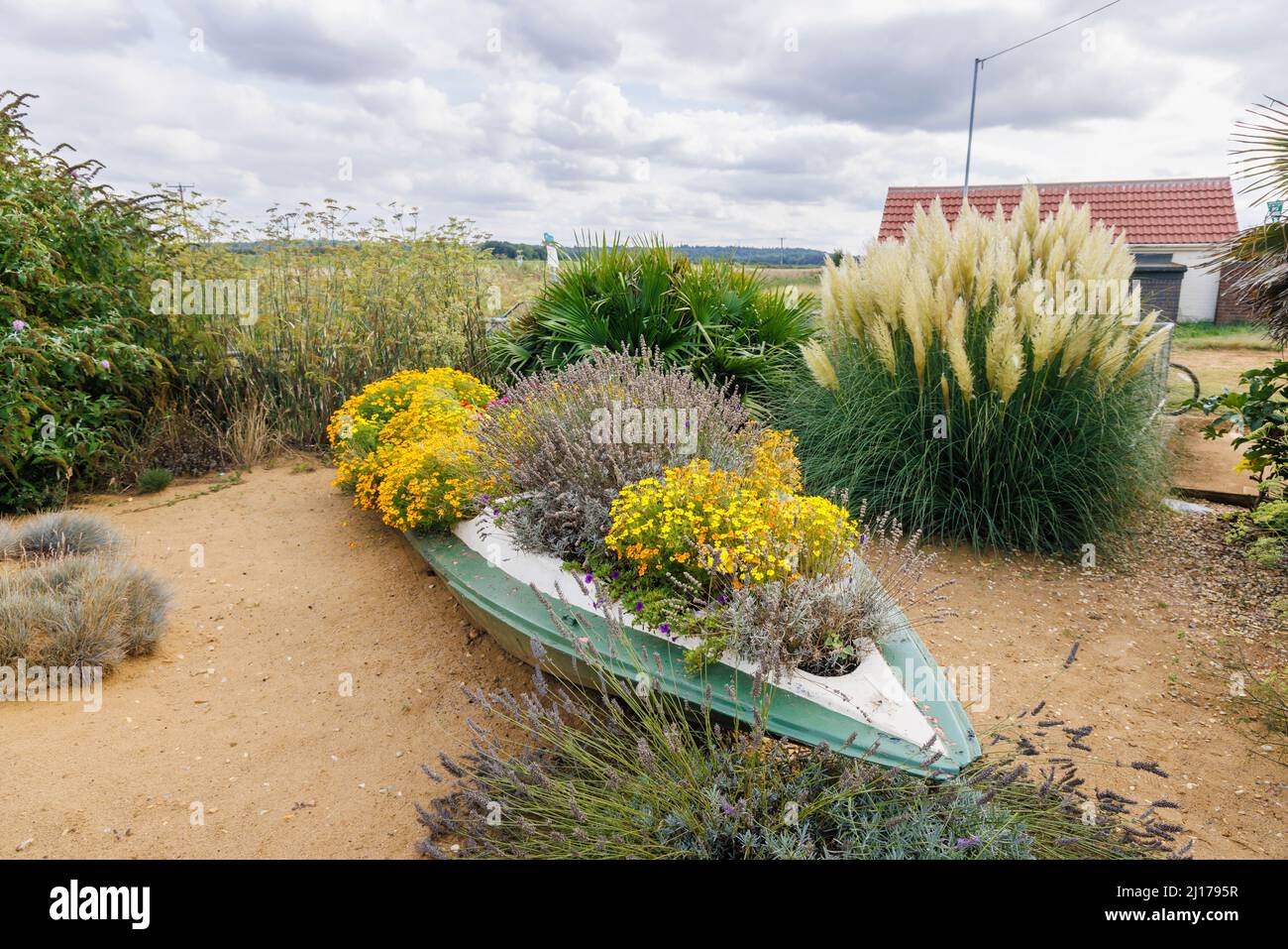 Una barca floreale decorativa colorata della Heacham South Beach Owners Association, fiori gialli e arancioni, a Heacham, un villaggio costiero nel Norfolk occidentale Foto Stock