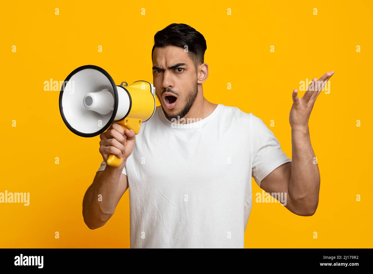 Furioso ragazzo medio-orientale con altoparlante gesturing Foto Stock