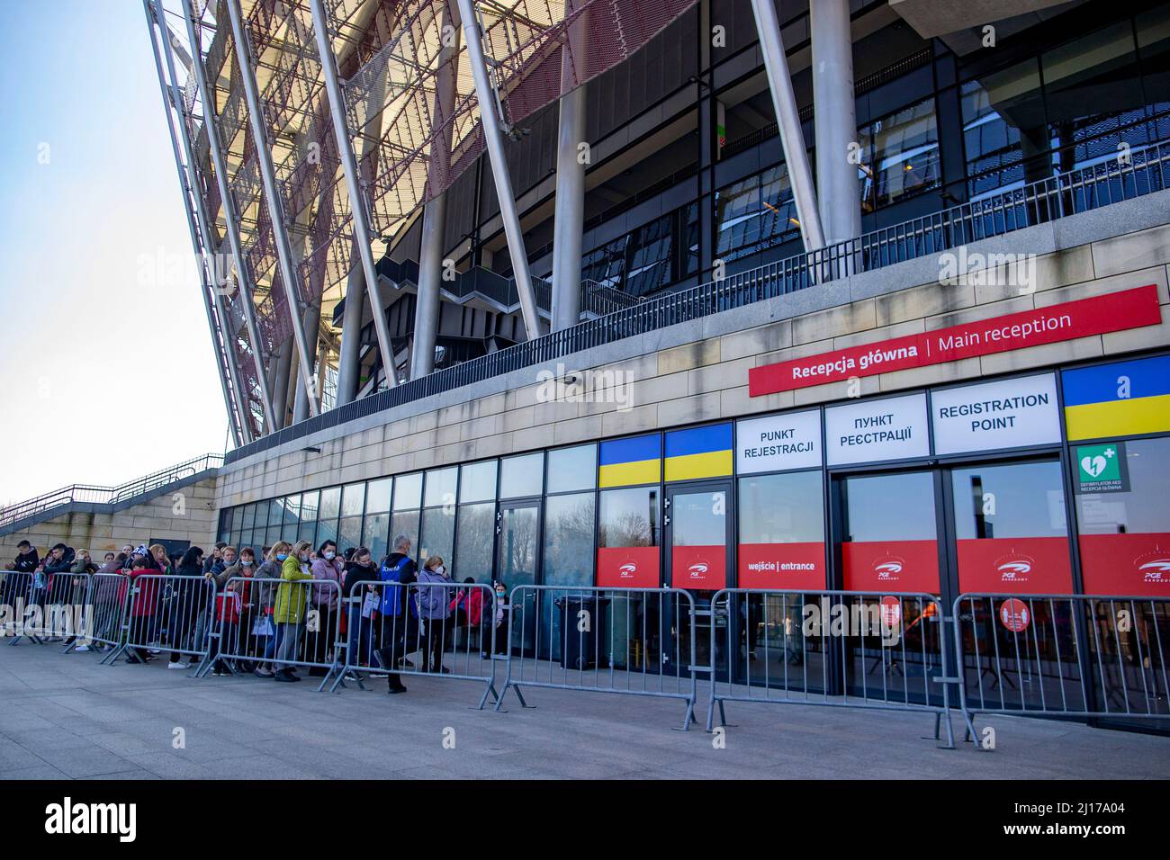 Warschau, Polonia. 23rd Mar 2022. Chi è fuggito dall'Ucraina attende lo Stadio Nazionale di Varsavia. Vi è stato costruito un centro di registrazione, dove si registrano circa 2500-3000 rifugiati al giorno. Essi ricevono un numero di identificazione nazionale (PESEL) e sono quindi assicurati, possono beneficiare delle prestazioni dello Stato e sono a disposizione del mercato del lavoro. Credit: Christoph Reichwein/dpa/Alamy Live News Foto Stock