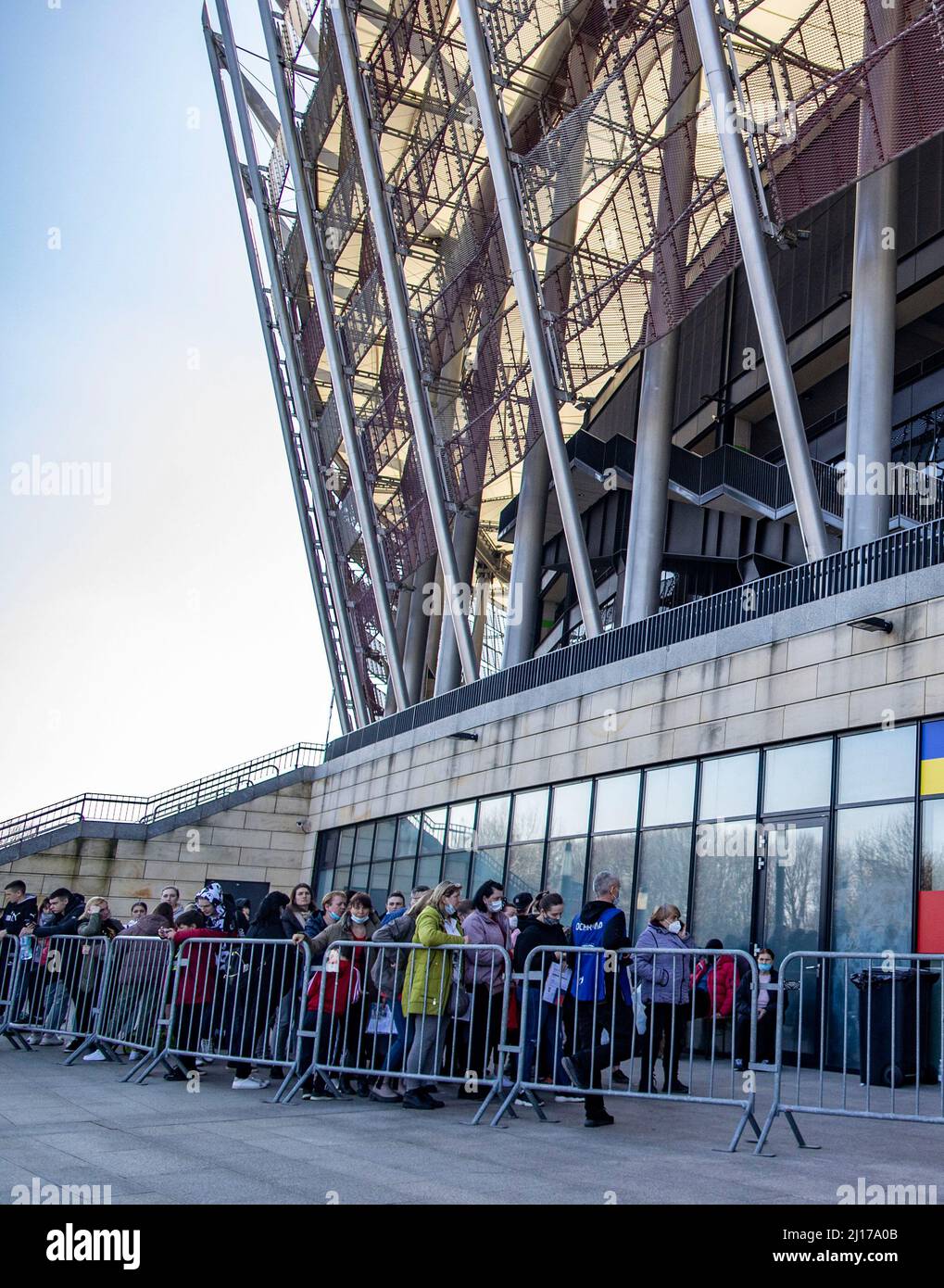 Warschau, Polonia. 23rd Mar 2022. Chi è fuggito dall'Ucraina attende lo Stadio Nazionale di Varsavia. Vi è stato costruito un centro di registrazione, dove si registrano circa 2500-3000 rifugiati al giorno. Essi ricevono un numero di identificazione nazionale (PESEL) e sono quindi assicurati, possono beneficiare delle prestazioni dello Stato e sono a disposizione del mercato del lavoro. Credit: Christoph Reichwein/dpa/Alamy Live News Foto Stock