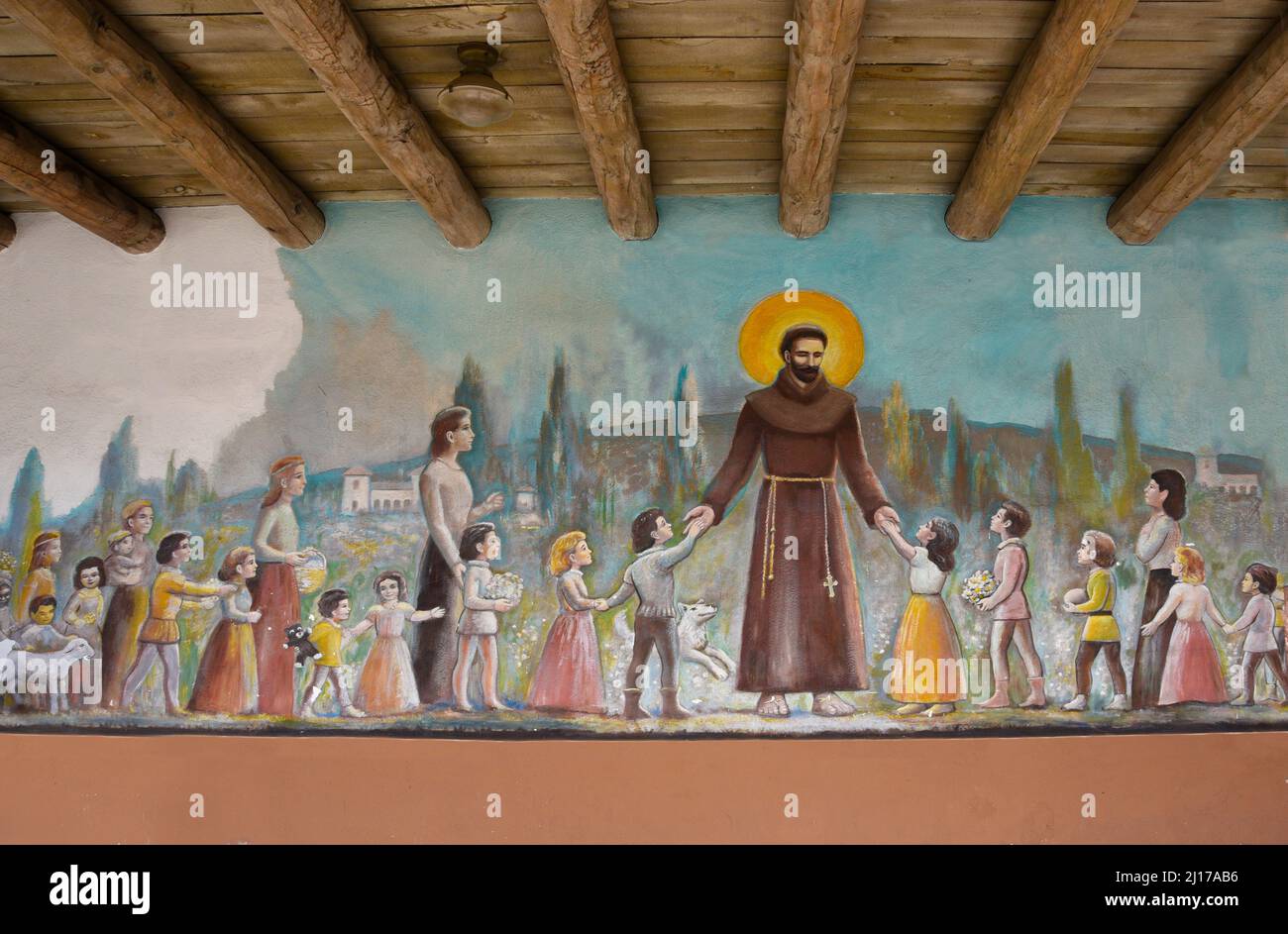 Un murale dipinto su una parete esterna di una ex scuola cattolica a Santa Fe, New Mexico, raffigura San Francesco d'Assisi con bambini e animali. Foto Stock