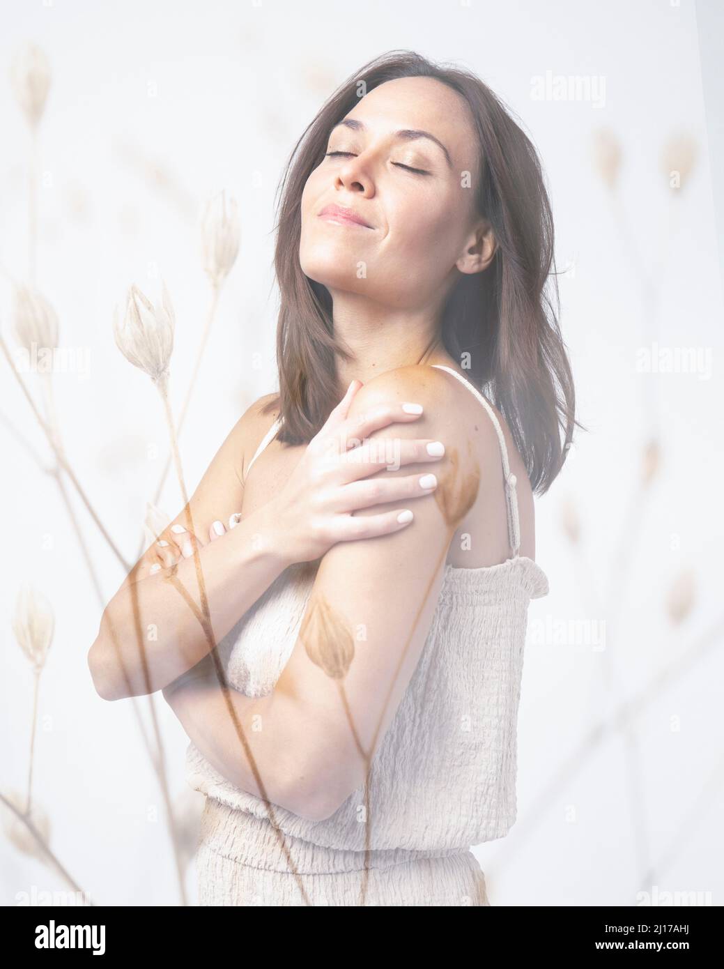 Bella giornata donna sognando da fiori in studio Foto Stock