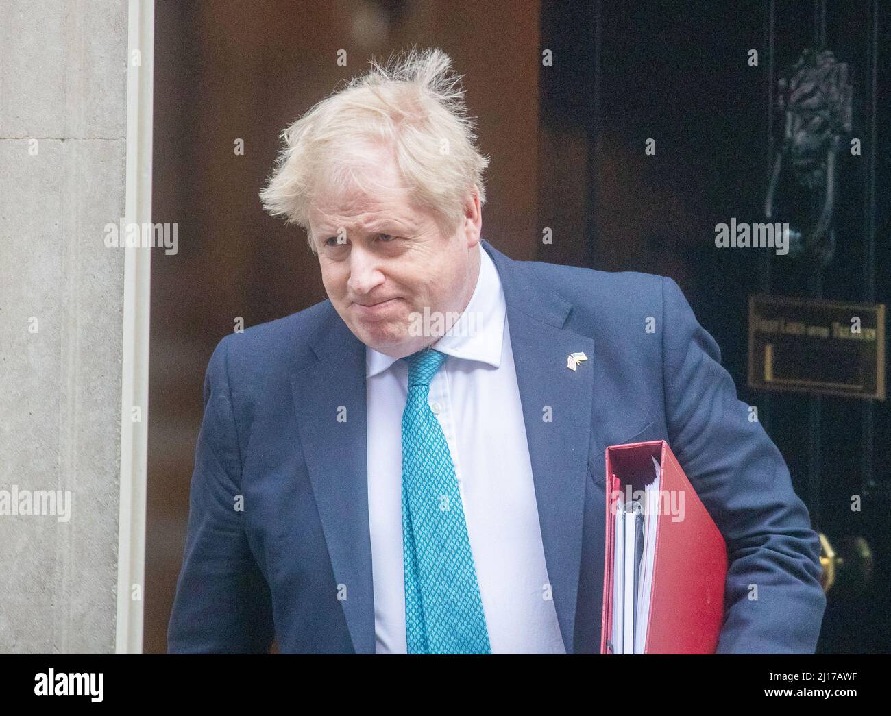 Londra, Regno Unito. 23rd Mar 2022. Il primo ministro Boris Johnson lascia 10 Downing Street per i PMQ nella Camera dei Comuni prima del bilancio di primavera del 23rd marzo 2022. Credit: Lucy North/Alamy Live News Foto Stock