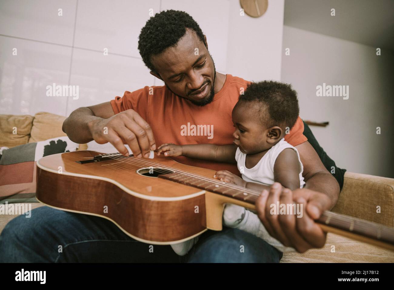 Guitar with baby immagini e fotografie stock ad alta risoluzione - Alamy