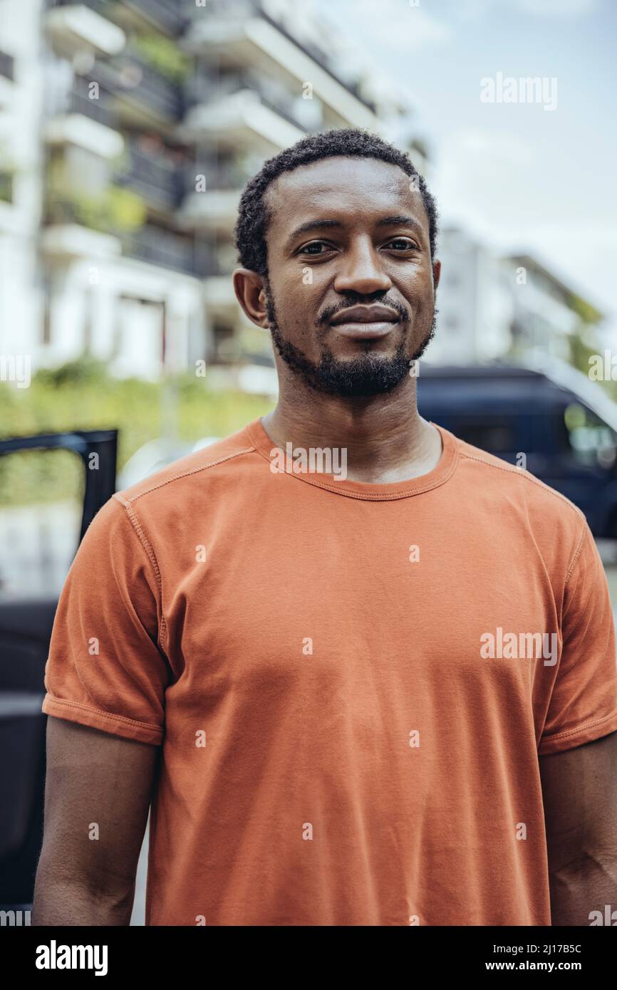 Uomo sicuro che indossa una t-shirt arancione Foto Stock