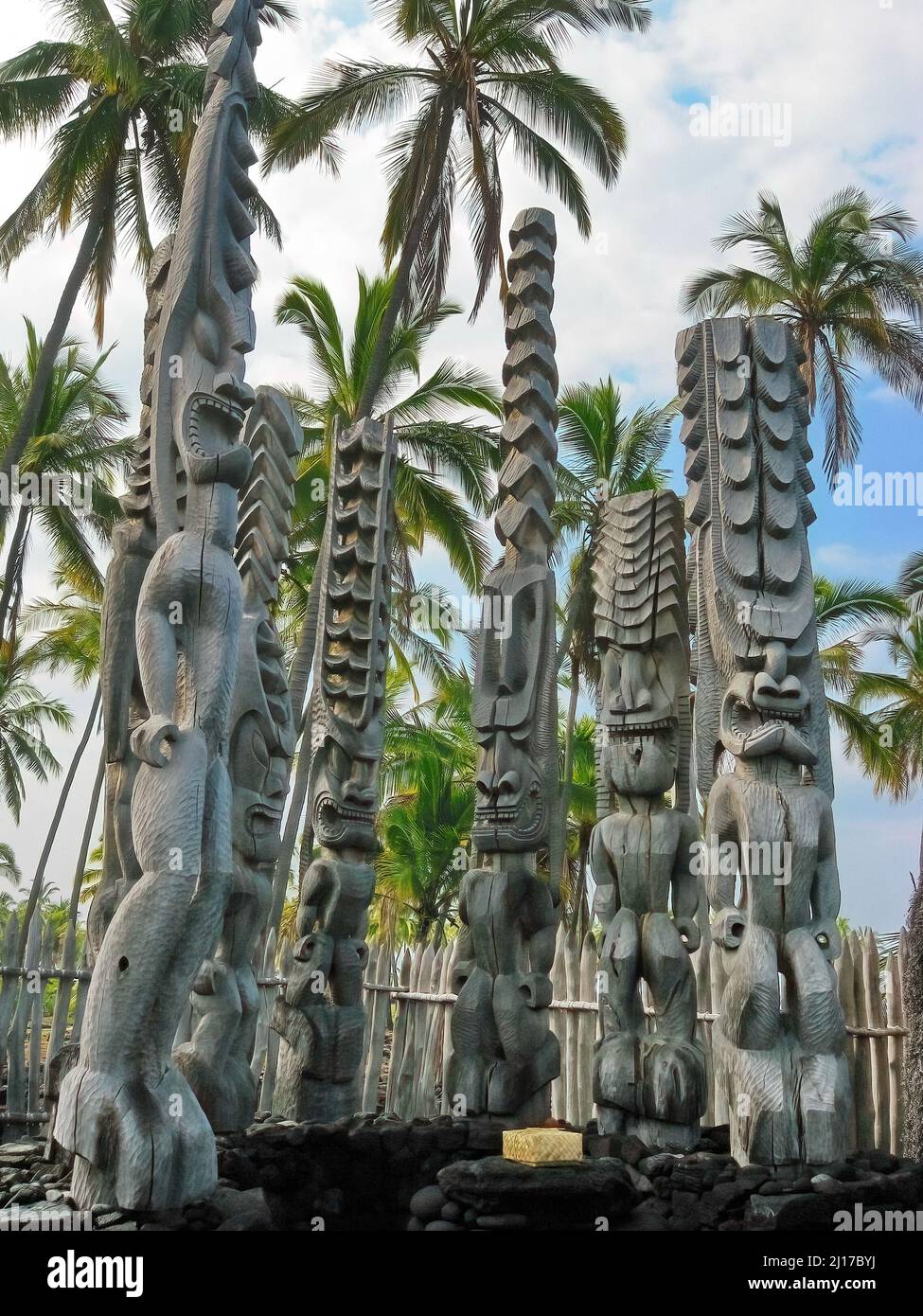 Sculture in legno che assomigliano agli dei hawaiani, Kii, al Parco storico Nazionale di Puuhonua o Honaunau Foto Stock