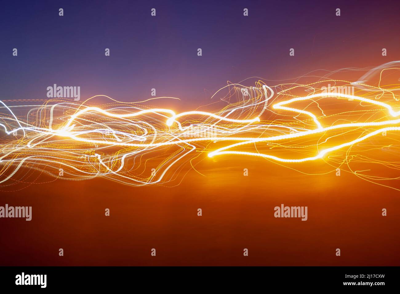 Fotografia astratta con luce come linee ondulate irregolari Foto Stock
