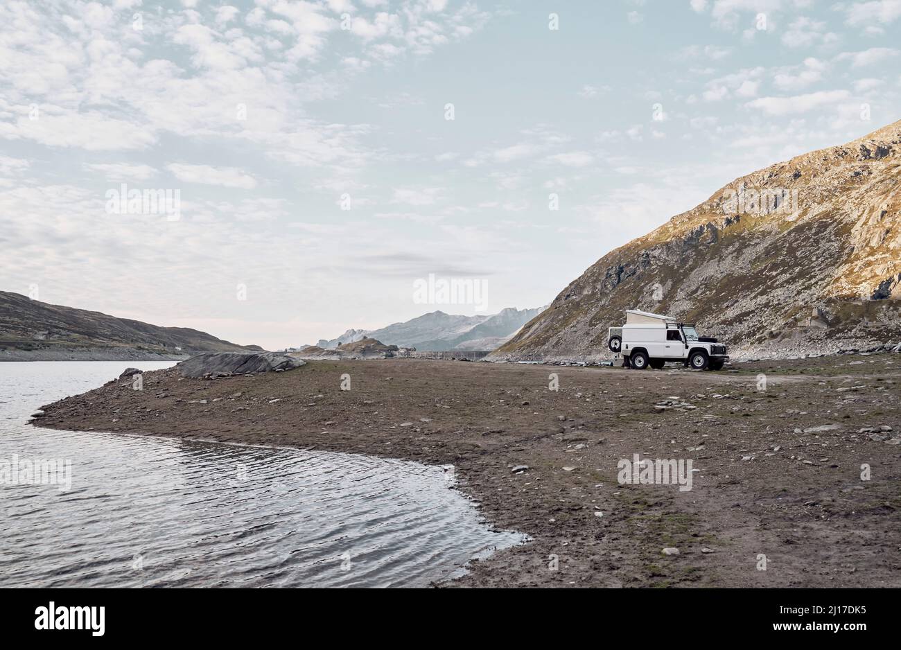 Camper van sul lago e sulle montagne, Passo Splugen, Sondrio, Italia Foto Stock